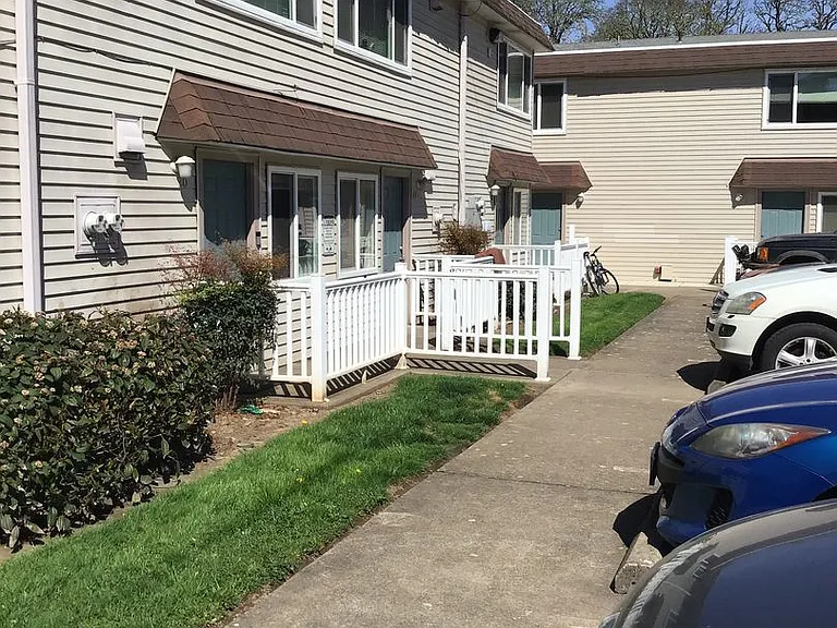 840 SW Grove St — Photo 5