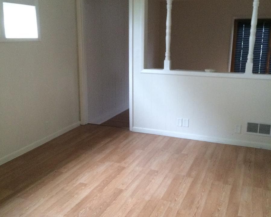 Dining room, looking into Family Rm