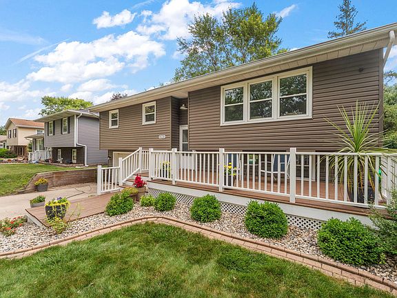 4th image of 9539 Hawthorne Dr