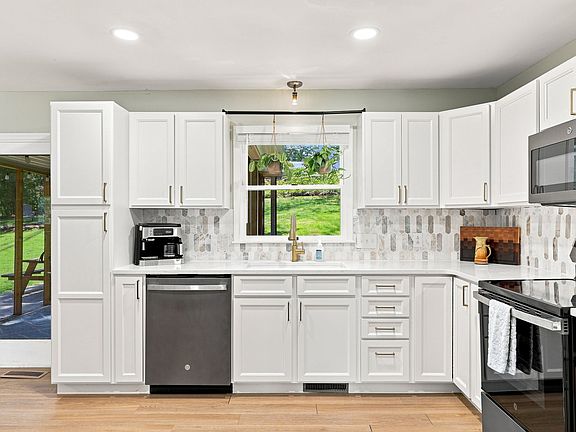 2nd image of 6 Fieldcrest Cir