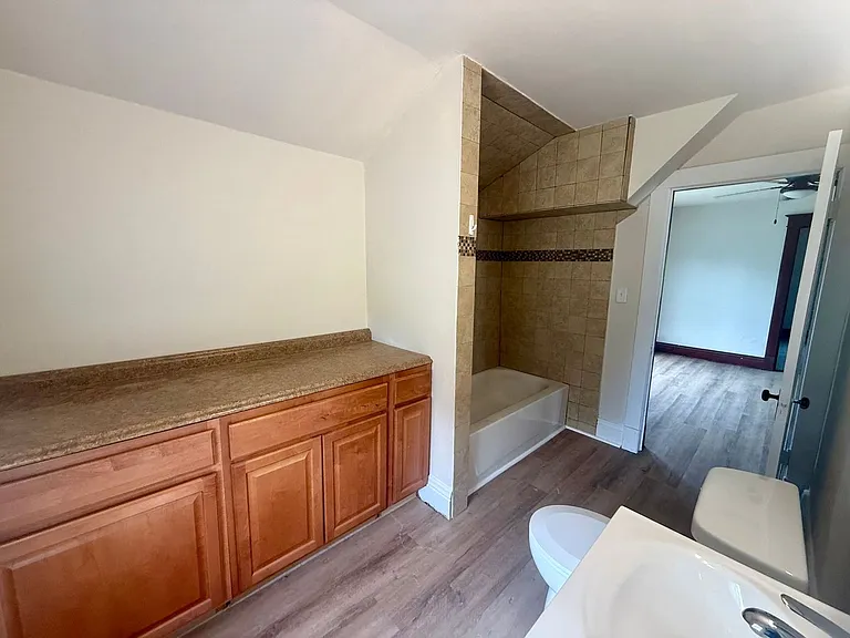909 S 6th Ave — Photo 9