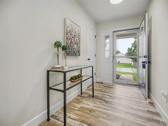 3rd image of 102 Rockaway Dr
