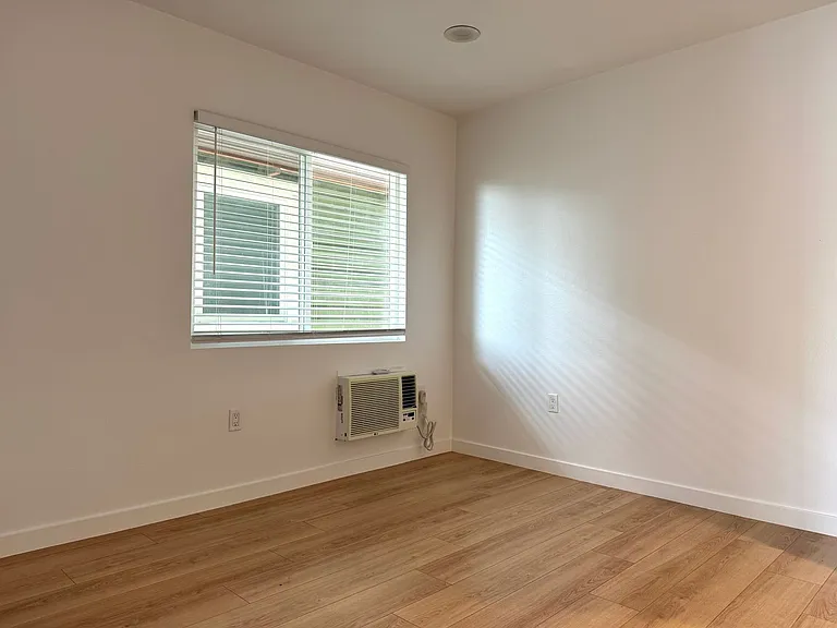 1538 W 30th St #1 — Photo 7