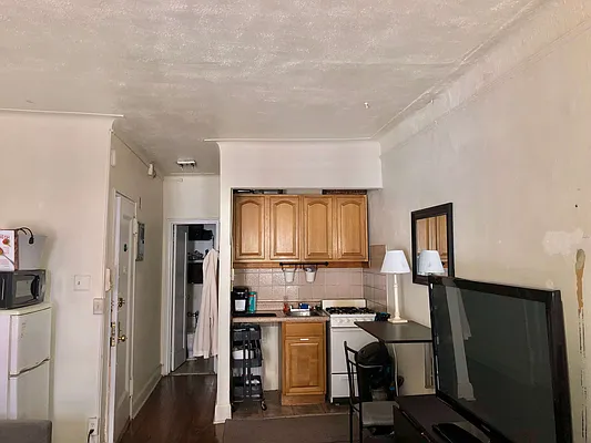 Rented by Avi Nash Associates | media 18