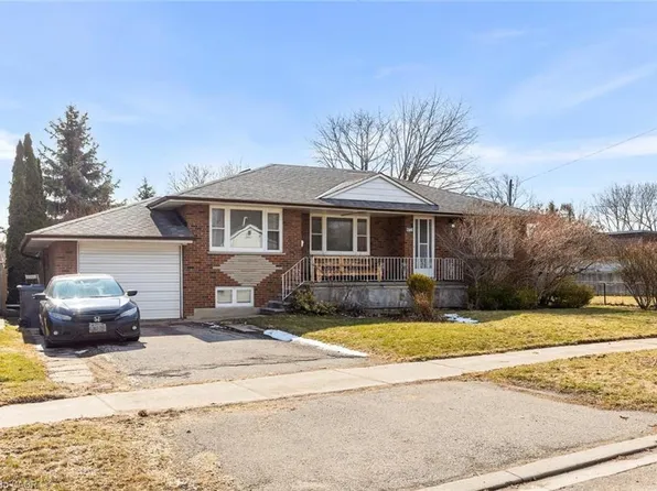 972 4th St, Mississauga, ON L5E 1J9