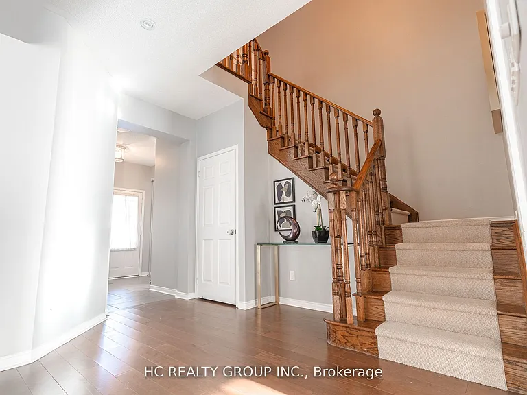215 Armstrong Cres — Photo 9