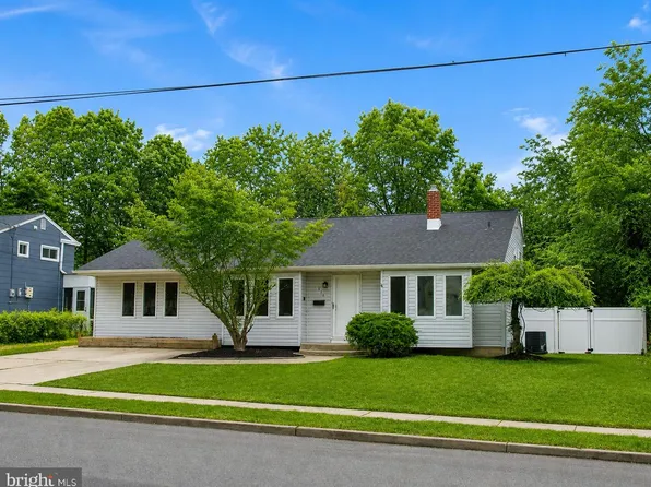 914 Aston Martin Dr, Lindenwold, NJ 08021