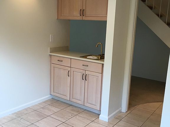 4th image of 1074 Strayer Dr