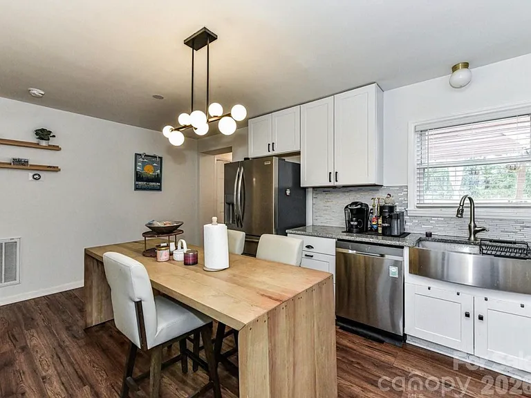 1240 Skyview Rd — Photo 5