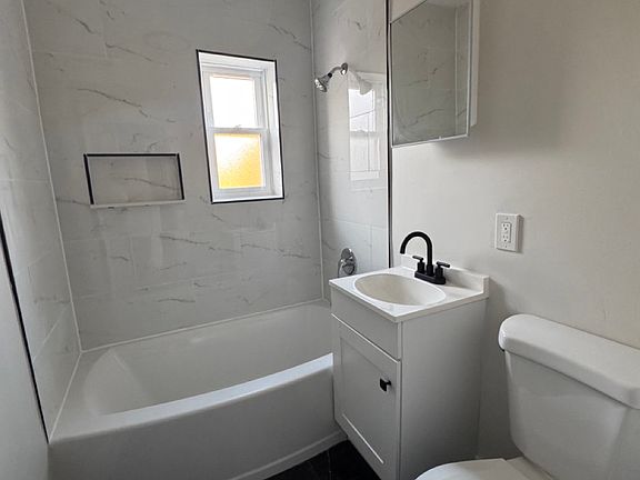 4th image of 220 E Hanover St APT 3