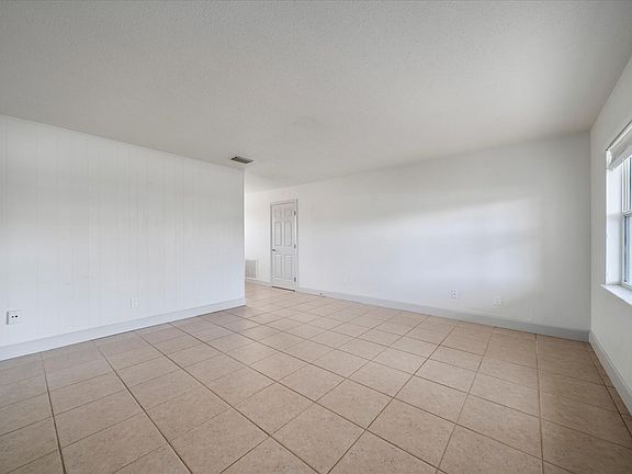 5th image of 555 Lee Ave