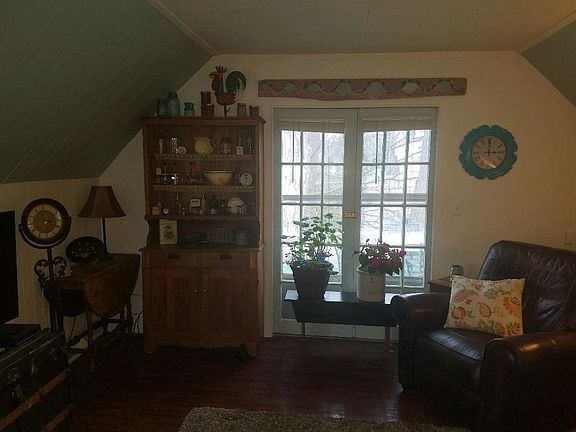 3rd image of 609 N Belmont Ave