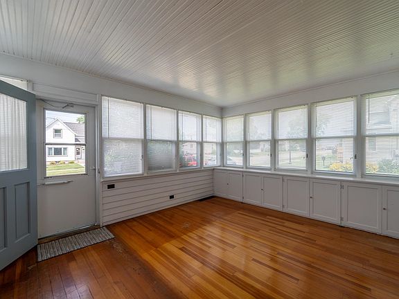 3rd image of 109 W Main St