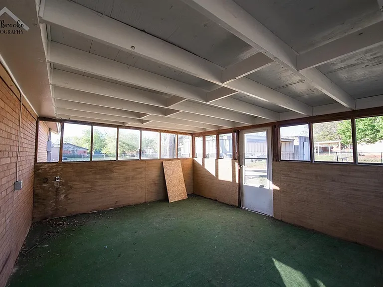 1020 W Cornelia Ave — Photo 37