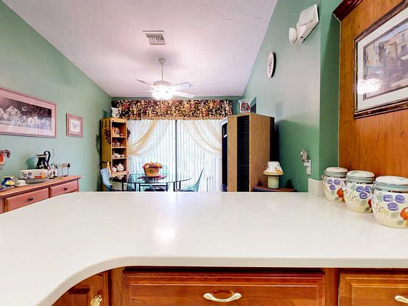 5th image of 664 Centre Ct SW Unit 11-D