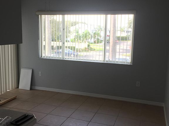 5th image of 426 Beach Park Ln
