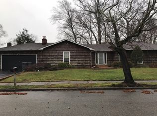 4 Broadoak Ln, Dix Hills, NY 11746