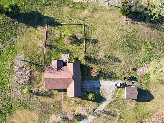 4th image of 450 Spring Hill Ln