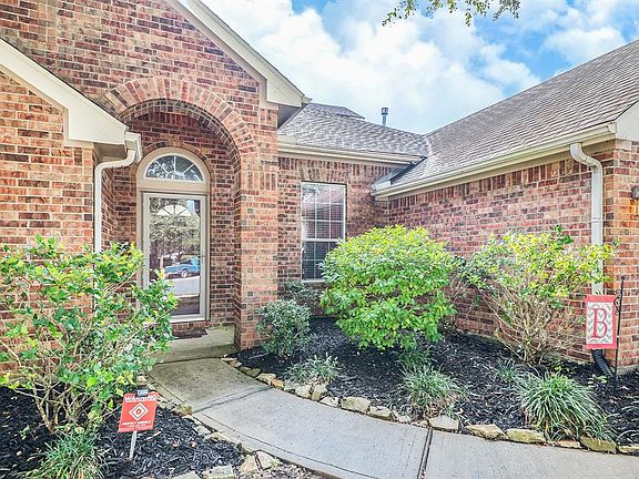 INVITING ENTRY FROM THE CUL-DE-SAC