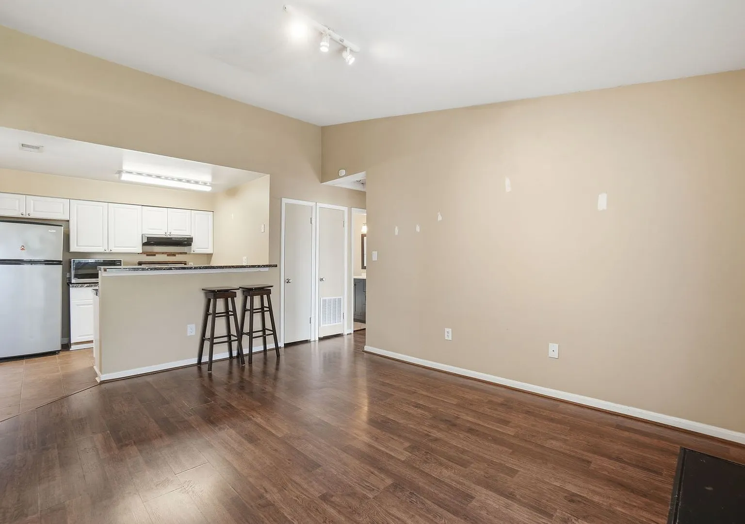 Nicely Updated 1 Bedroom 1 Bathroom Condo In Excellent Location!! — Photo 3