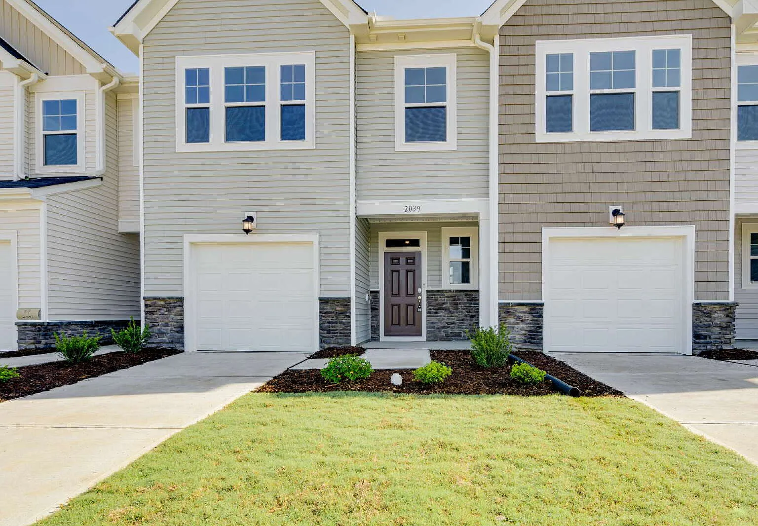 3 bed, 2.5 bath, 1894 sqft, $1,995 — Photo 1