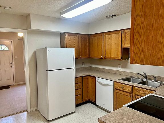 3rd image of 8 Forest Oaks Dr