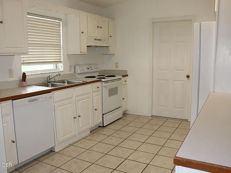 1061 Oak Forest Cir — Photo 3