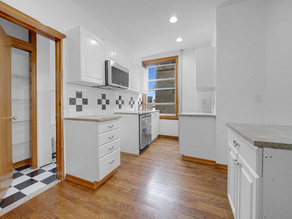 2nd image of 93 15th St APT 2R