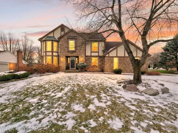 9377 Pineview Dr, Plymouth, MI 48170