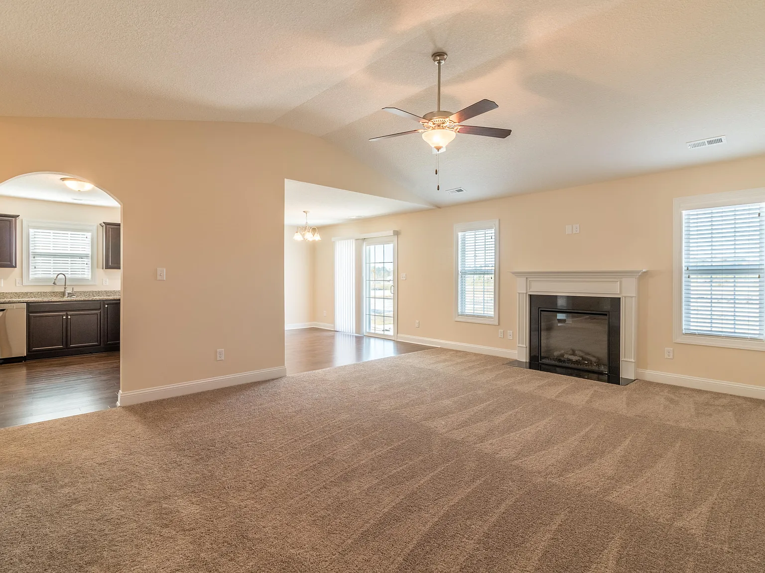 3 bed, 2.0 bath, 1518 sqft, $2,000 — Photo 2