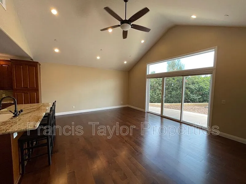 2 bed, 1.0 bath, 1100 sqft, $2,800 — Photo 3