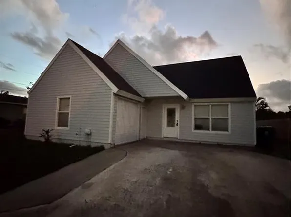 6040 Lace Wood Cir, Lake Worth, FL 33462