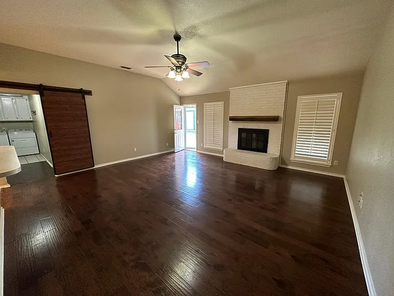 1610 Morrow Ln — Photo 2