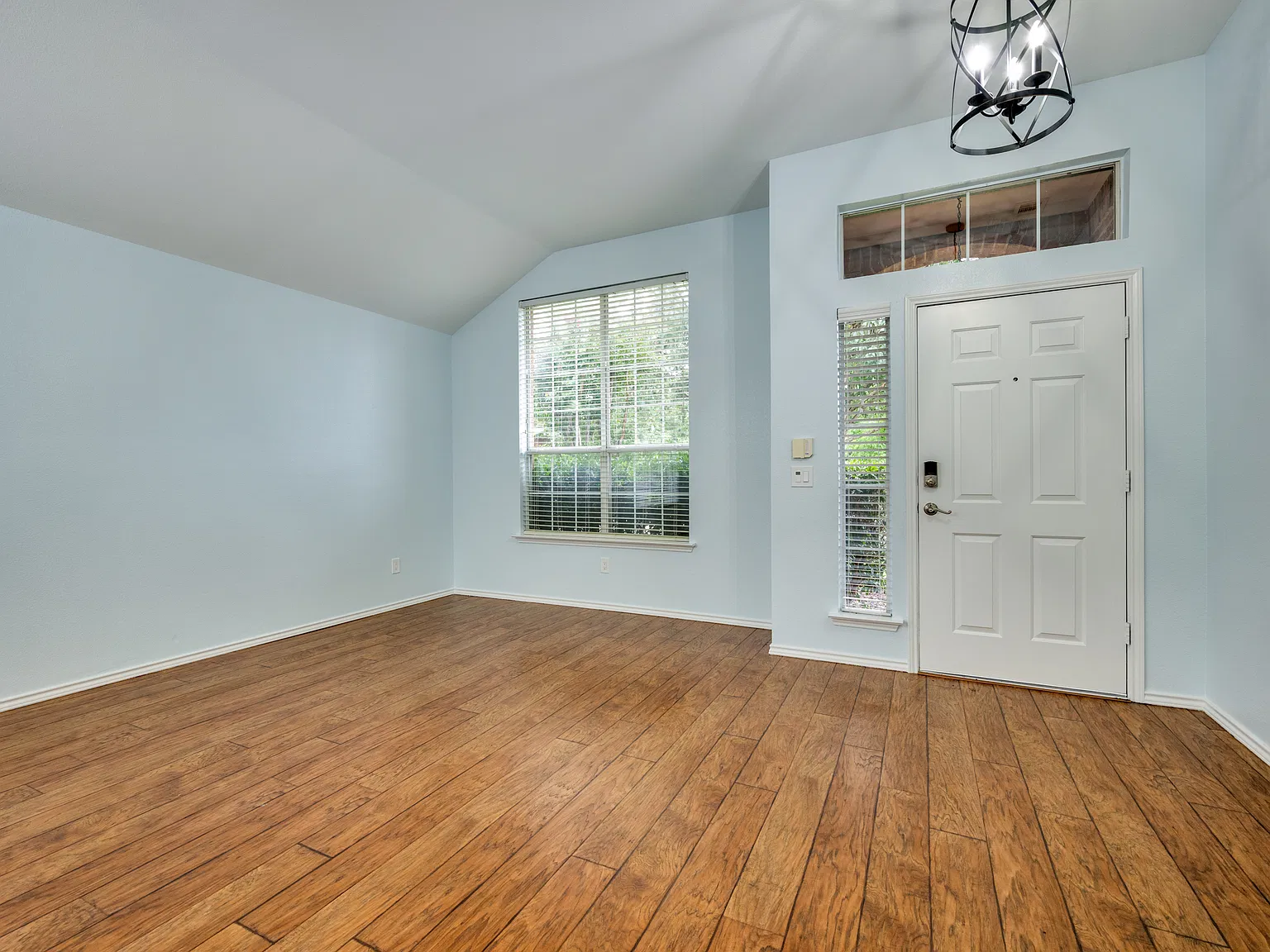 4 bed, 2110 sqft, $2,420 — Photo 4