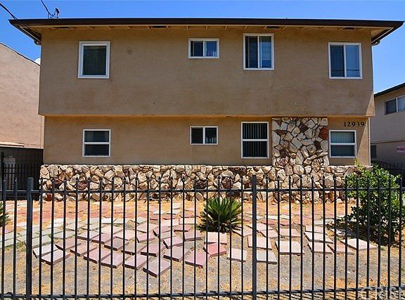 2nd image of 12939 Oxnard St APT 5