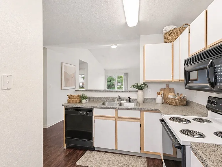 Broadway Village Apartments — Photo 5