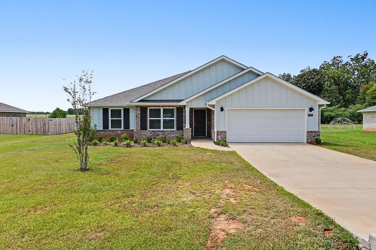 4 bed, 2.0 bath, 1915 sqft, $1,950 — Photo 1