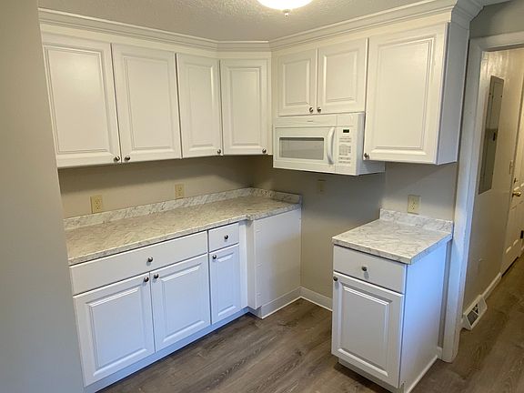 3rd image of 4900 Pinewood Dr