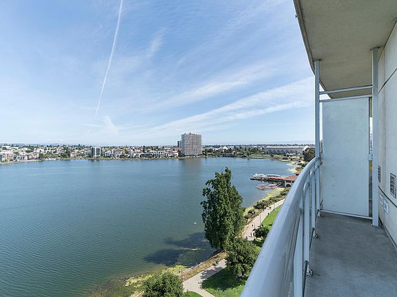 Balcony with direct lake view