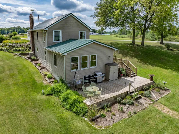 9256 N Steinbarger Lake Dr, Wawaka, IN 46794