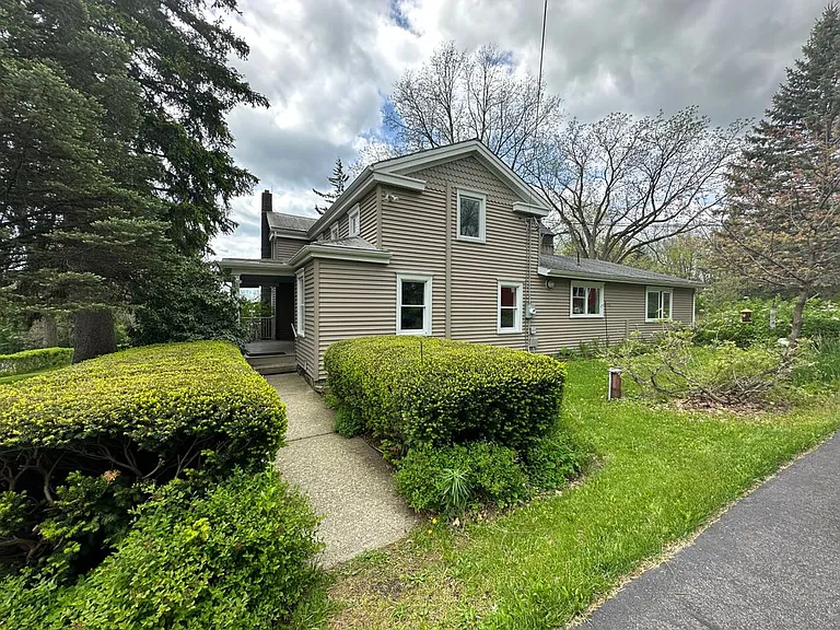 914 Middle Rd — Photo 1