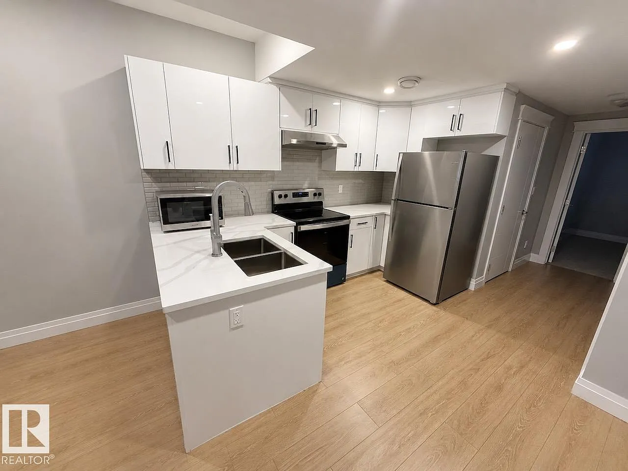 2 bed, 1.0 bath, 899 sqft, $1,297 — Photo 3