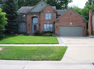 570 Gallaland Ave, Rochester Hills, MI 48307