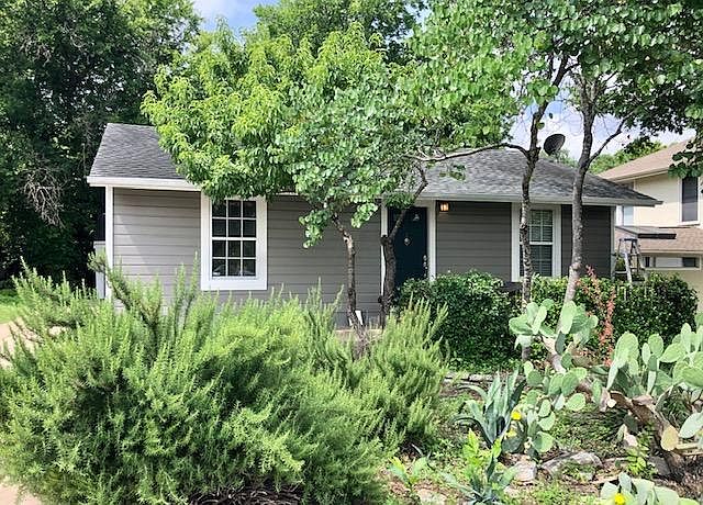 Front of house with parking for 2 vehicles in the driveway