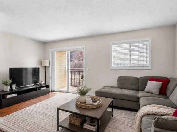 89 N Pantego Ln NW, Calgary, AB T3K 0T1