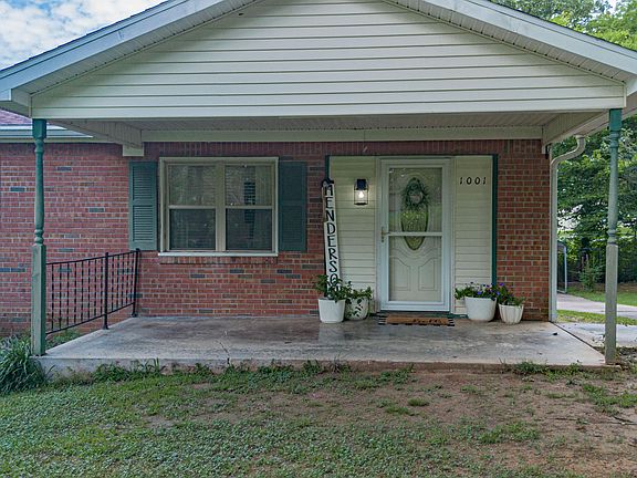 2nd image of 1001 Oak Grove Cir