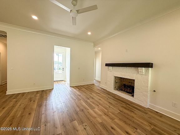 3rd image of 350 Oakville Cir