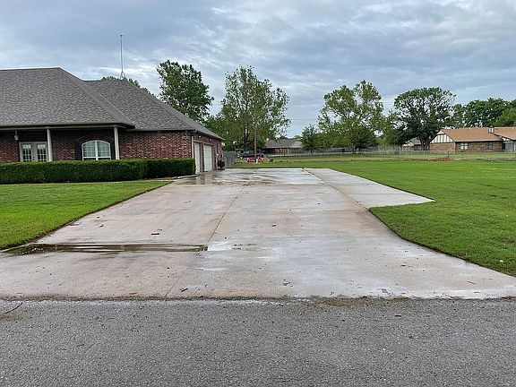 No shortage of driveway!