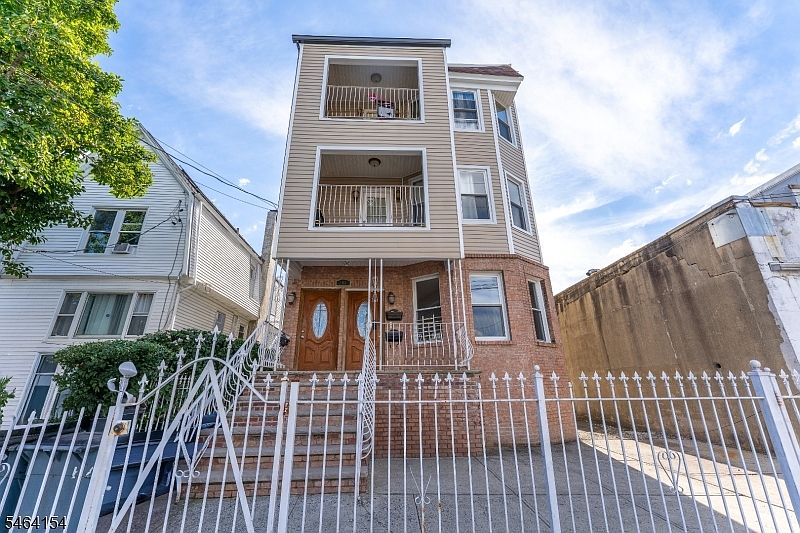 1st image of 590 Hawthorne Ave