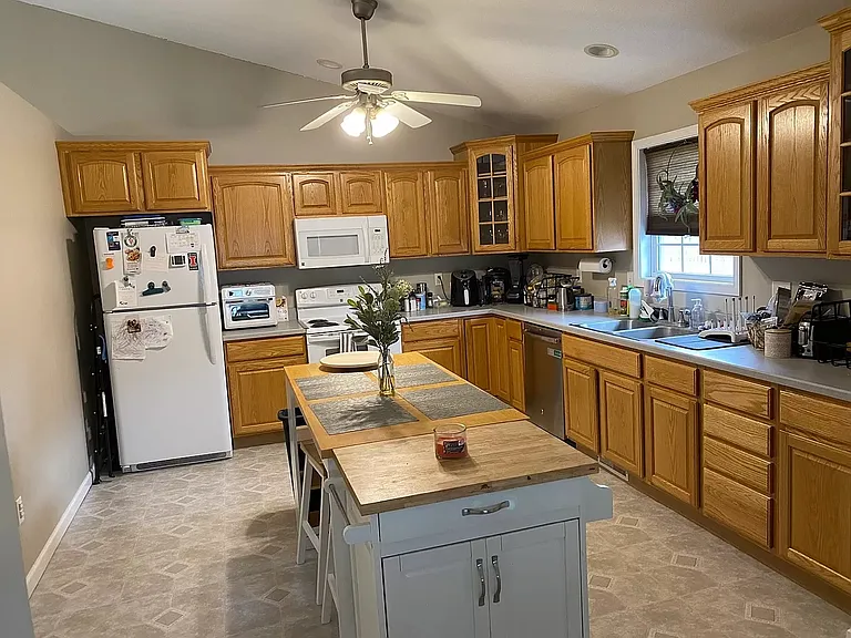810 Cyndy Ln — Photo 10